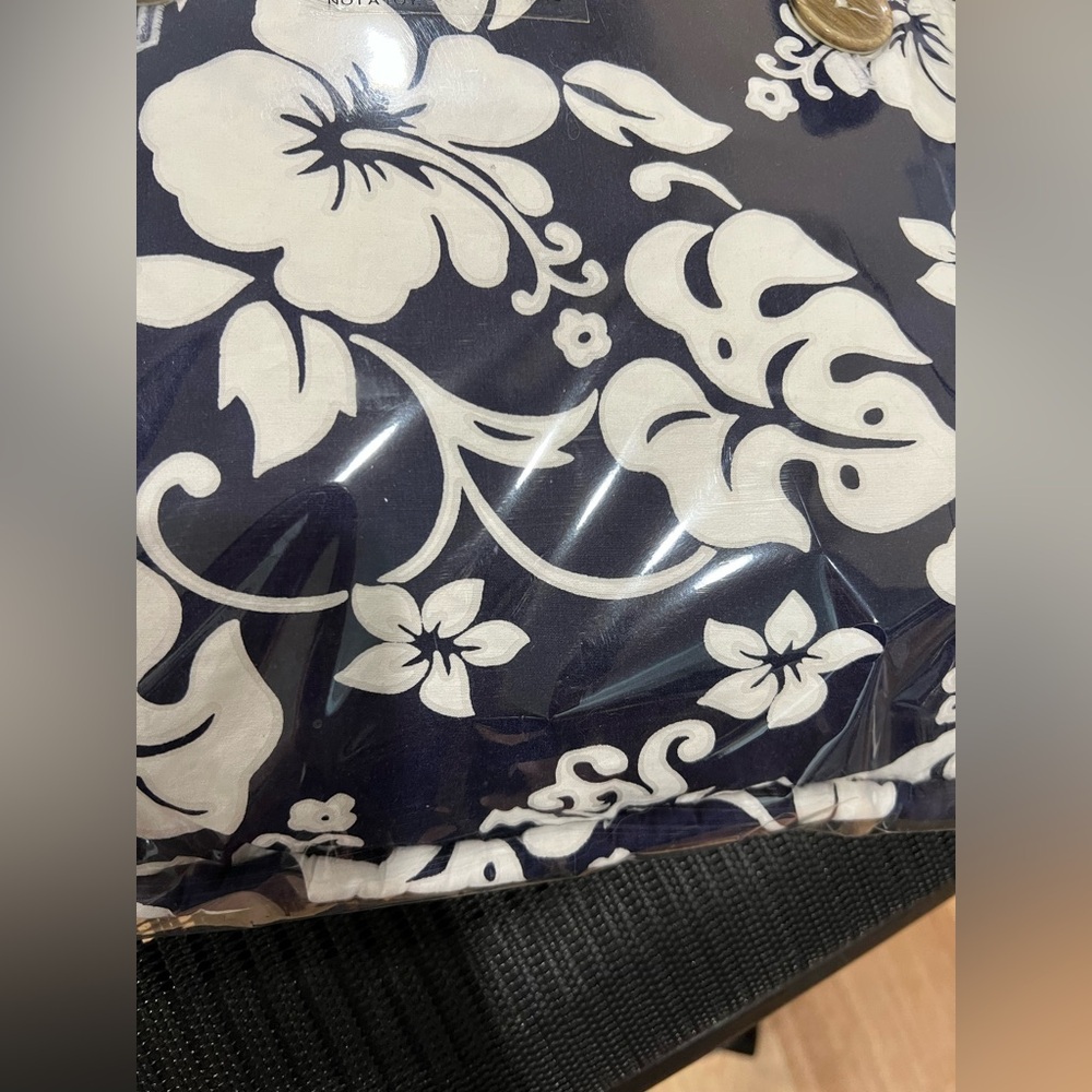 Tommy Hilfiger Pillow - 16x16 Hibiscus pattern in White and Blue - Picture 4 of 4